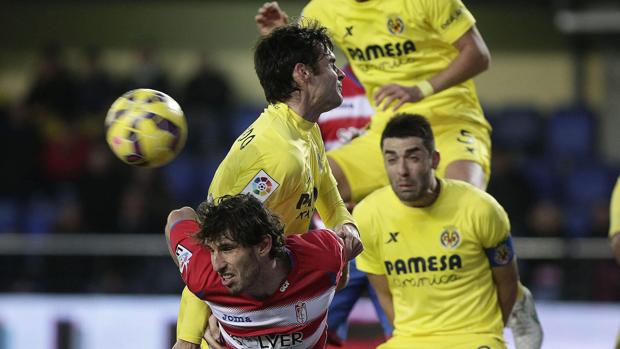 Diego Mainz despeja un balón en su etapa en el Granada ante el Villarreal