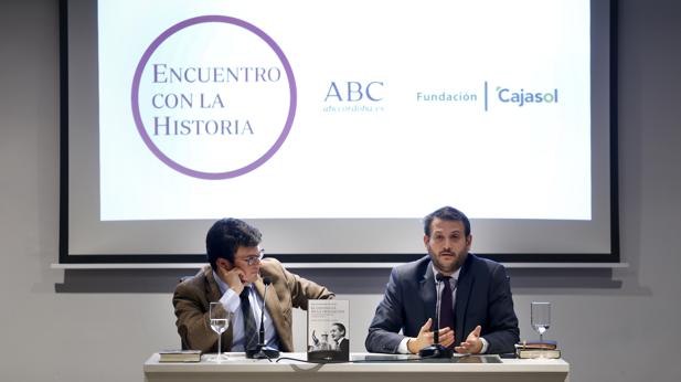 El director de ABC Córdoba y el autor de «El guionista de la Transición», ayer en la charla