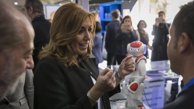 La presidenta de la JUnta, Susana Díaz, en una feria electrónica ayer en Sevilla