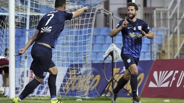 El cordobés Pedro Conde, a la derecha, celebra un gol en Grecia