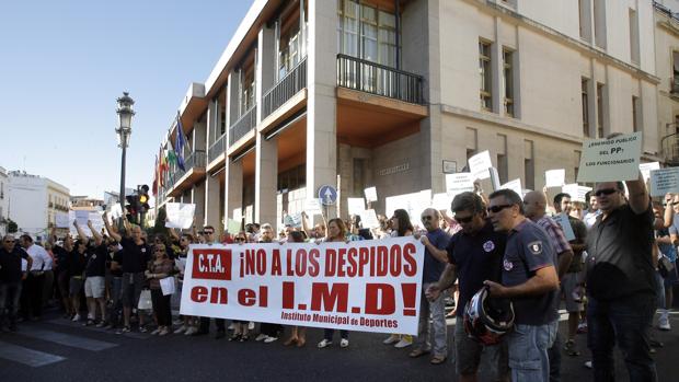 Trabajadores del Instituto Municipal de Deportes en una manifestación