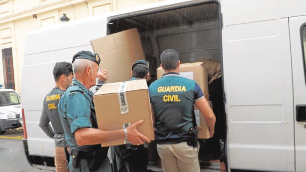 Agentes de la Guardia Civil acumulan documentación para el caso