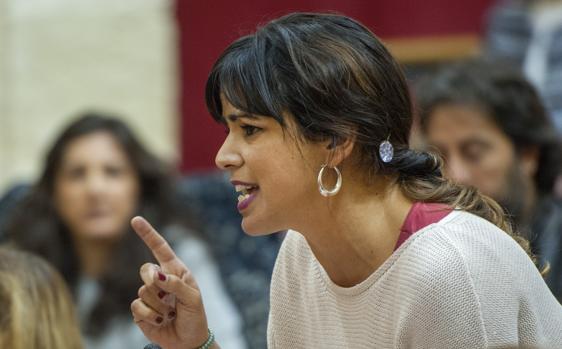 La líder de Podemos en Andalucía, Teresa Rodríguez, en un gesto muy característico