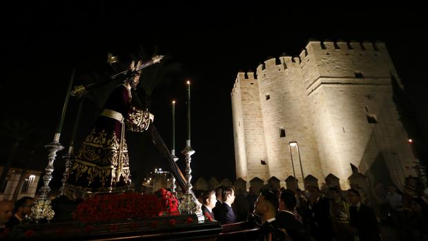 La lluvia hace suspender el regreso del Señor de los Reyes de Córdoba a su templo