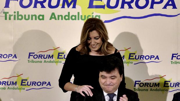 Susana Díaz saluda al alcalde de Huelva, Gabriel Cruz, antes de presentarlo en Sevilla en el Forum Europa