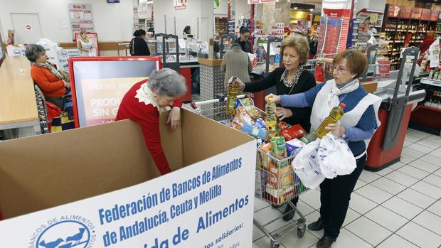 Recogida de alimentos en un supermercado de Córdoba en 2015