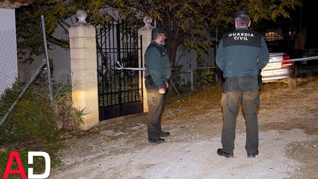 Agentes sacan bolsas de la casa donde se ha hallado a la mujer fallecida