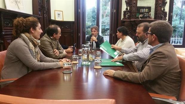 El consejero andaluz de Medio Ambiente, José Fiscal, reunido con los alcaldes de la comarca