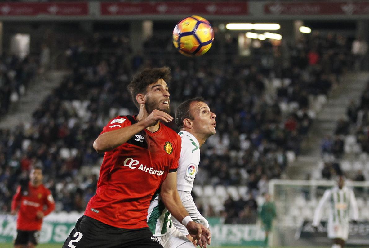 Juli pugna por un balón con Company