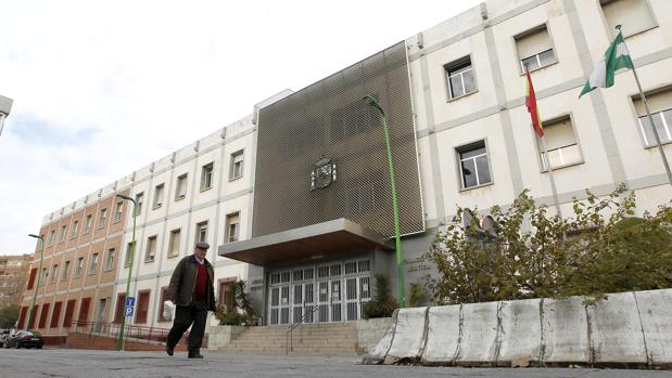 Un hombre camina ante la sede de los juzgados en Córdoba