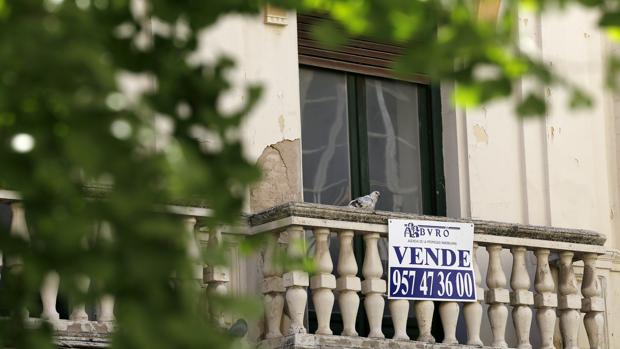 Cartel de «se vende» sobre un balcón de una vivienda en Córdoba