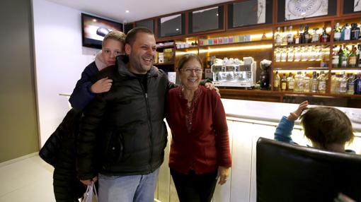 La madre de Kisko García en el bar que junto a su marido abrió hace 39 años