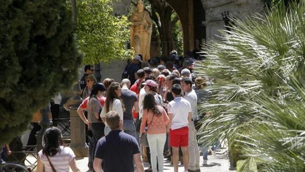 Turistas hacen cola para entrar en el Alcázar de los Reyes Cristianos en mayo