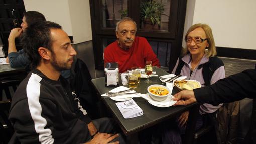 Clientes tapeando en un bar cordobés