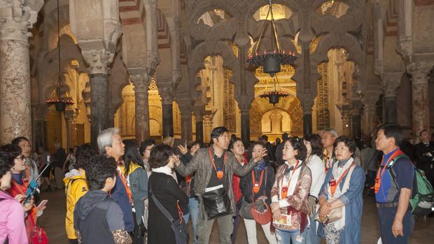 Turistas en el interior de la Maezquita-Catedral