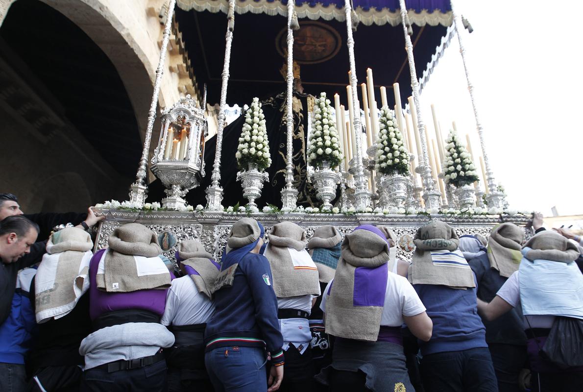 Costaleros junto a la Virgen del Mayor Dolor