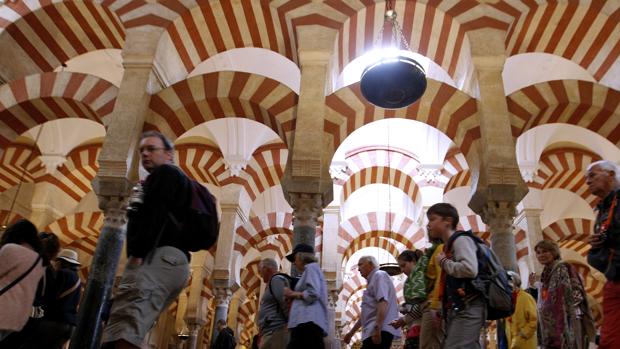 Visitantes en el interior de la Mezquita-Catedral de Córdoba