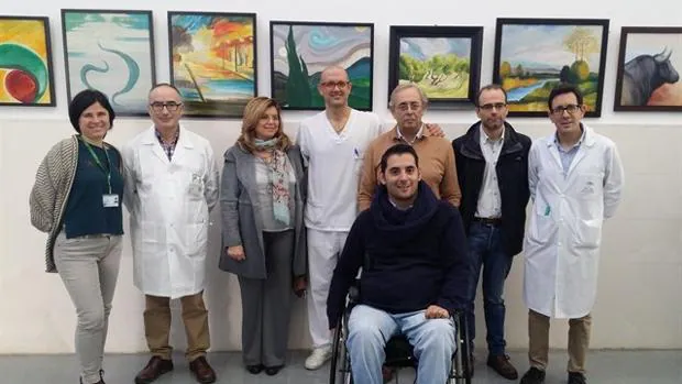 Rafael Navajas, con su familia y los profesionales del hospital