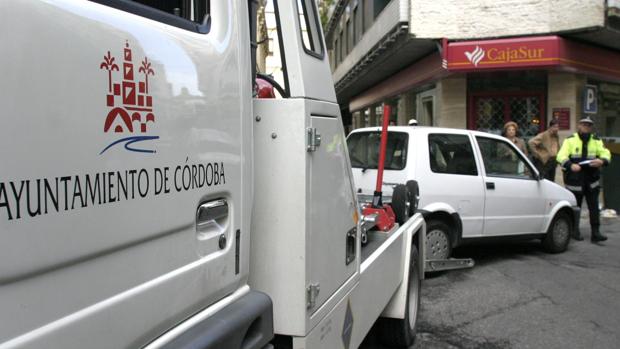 La grúa municipal de Córdobaen plena actuación