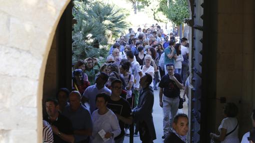 Colas ante el lcázar de los Reyes Cristianos