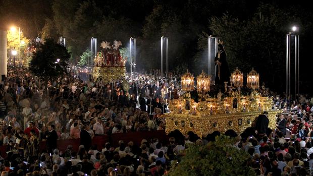 El Rescatado se dirige a la Puerta del Puente durante el Vía Crucis Magno