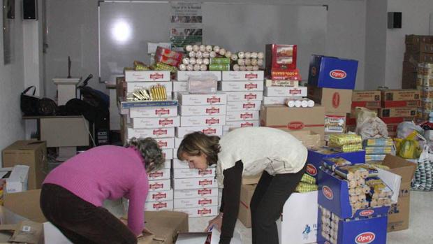 Recogida de alimentos por parte de voluntarios de Cáritas en Lucena