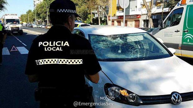 Un agente ante el coche que arrolló a un hombre en Los Remedios en septiembre