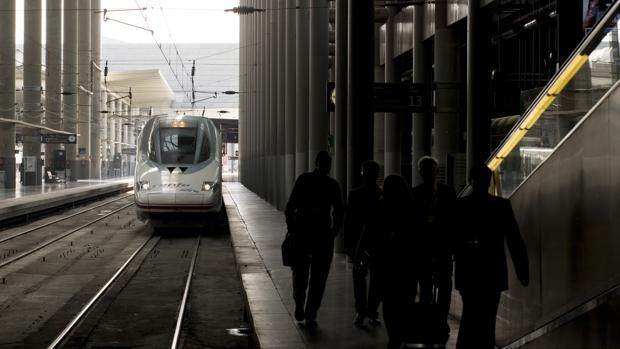 Un tren AVE en el andén de la estación de Puerta de Atocha