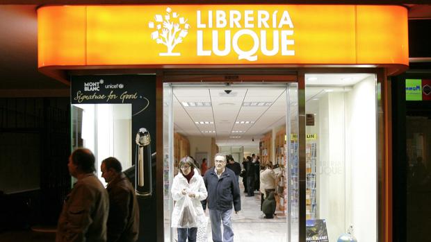 Clientes salen de la librería Luque