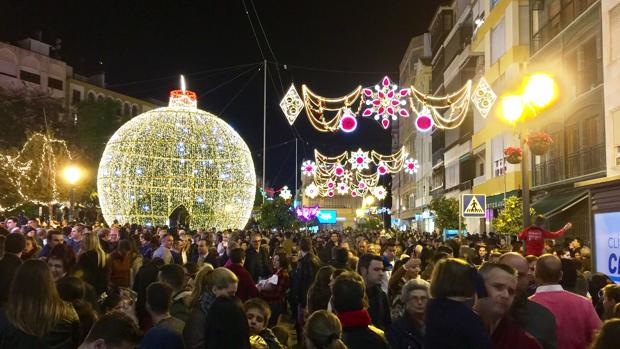 El paseo del Romeral con la inmensa esfera de luz en forma de bola de Navidad