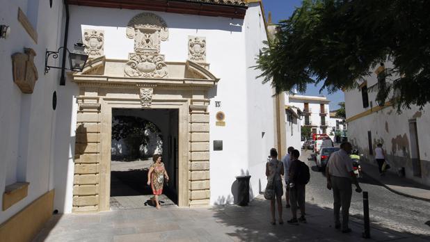 Puerta de entrada al convento de Santa Isabel de los Ángeles, d0nde se venera a San Pancracio
