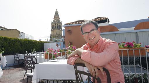 Miguel Cabezas en la terraza de Casa Pepe