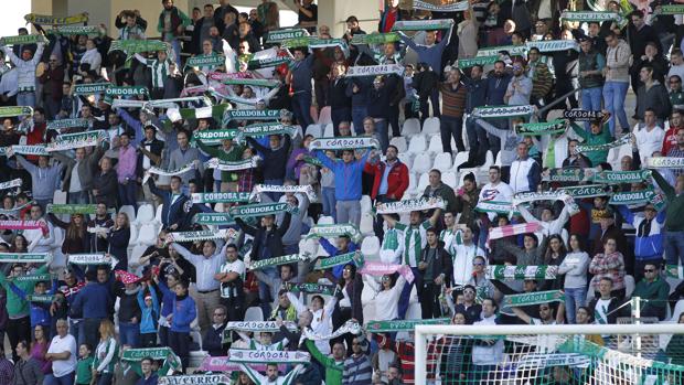 La afición del Córdoba CF, este domingo, en el partido ante el Cádiz