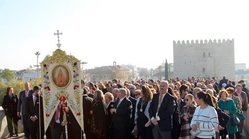 Los cofrades con el estandarte, en el Puente Romano