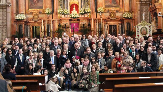 El obispo, con los hermanos de la corporación, en la Catedral