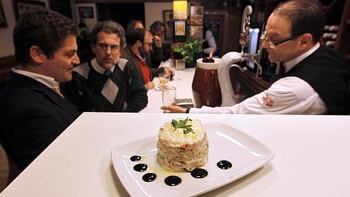 La ensaladilla es uno de los platos típicos de Casa Tollín