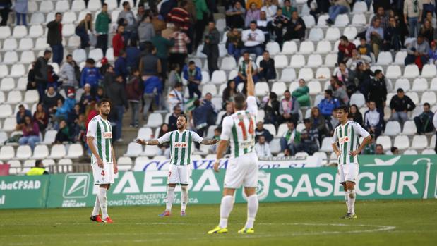 Piovaccari gesticula ante el Cádiz mientras la afición del Córdoba deja el estadio