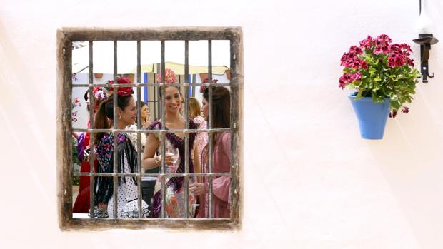 Jóvenes vestidas de gitana en el interior de una caseta durante la última edición de la Feria