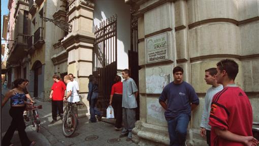 Imagen de la entrada al insitituo Maimónides de la capital