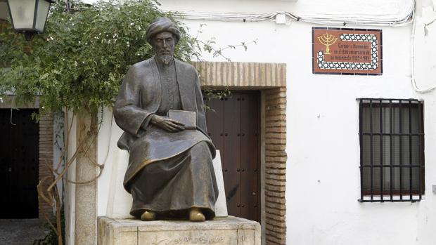 Estatua de Maimónides en la calle Judíos