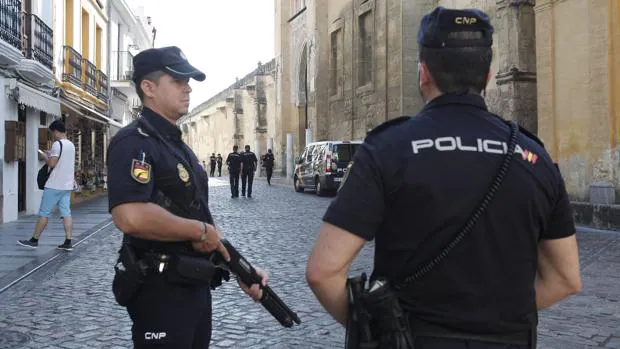 Dos Policías Nacionales en las inmediaciones de la Mezquita-Catedral
