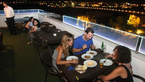 Varias personas cenando en la azotea de la Terraza del Río