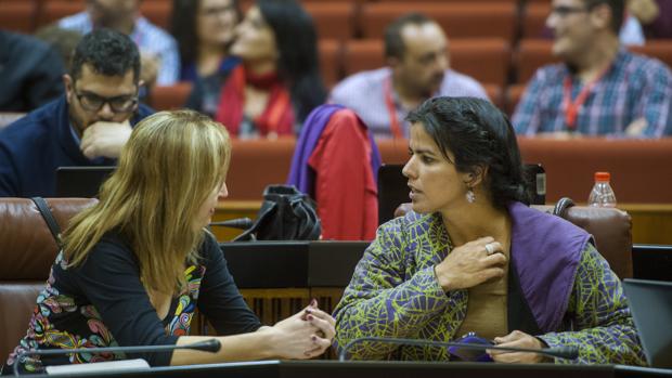 Teresa Rodríguz conversa con su portavoz adjunta en el Parlamento de Andalucía, Carmen Lizárraga