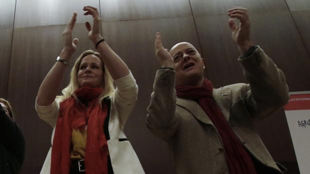 La diputada Zaida Cantera y su compañero Odón Elorza, durante el acto de los críticos del PSOE celebrado en Sevilla