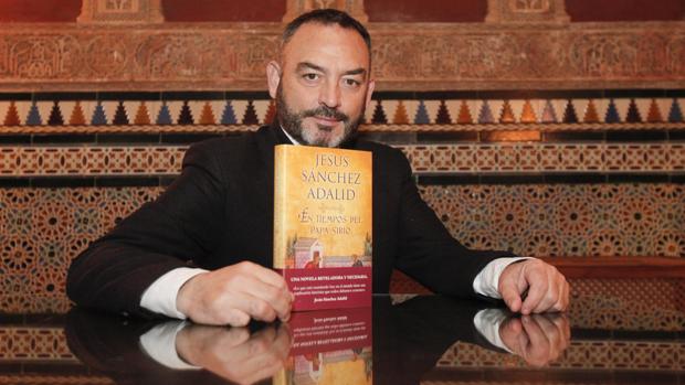 Jesús S. Adalid posa con su libro para ABC