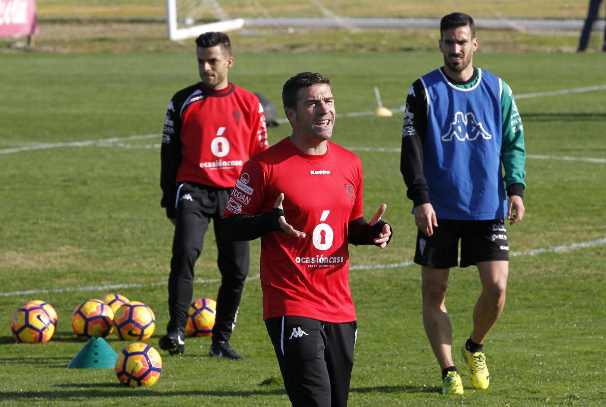 Carrión da instrucciones con el descartado Alfaro al fondo