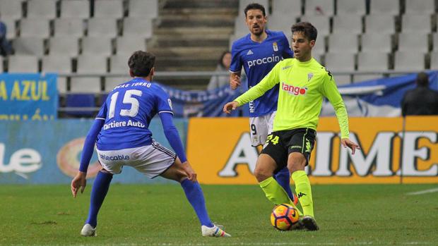 Borja, que hizo el 0-2, ante Torró y Toché en el Oviedo-Córdoba CF de este sábado