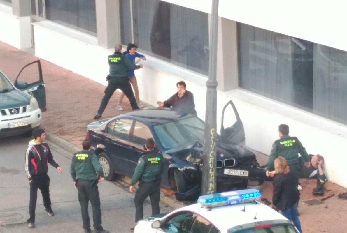 Lugar donde se produjo el choque del vehículo contra la farola