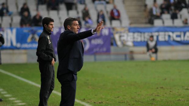 Luis Carrión da indicaciones durante el choque en Oviedo