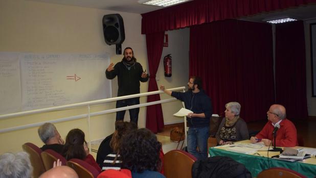 Miembros de Ganemos Córdoba durante la celebración de la Asamblea